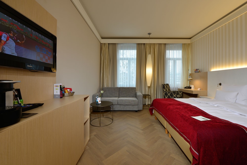 Suite, 1 King Bed, Jetted Tub photo 3