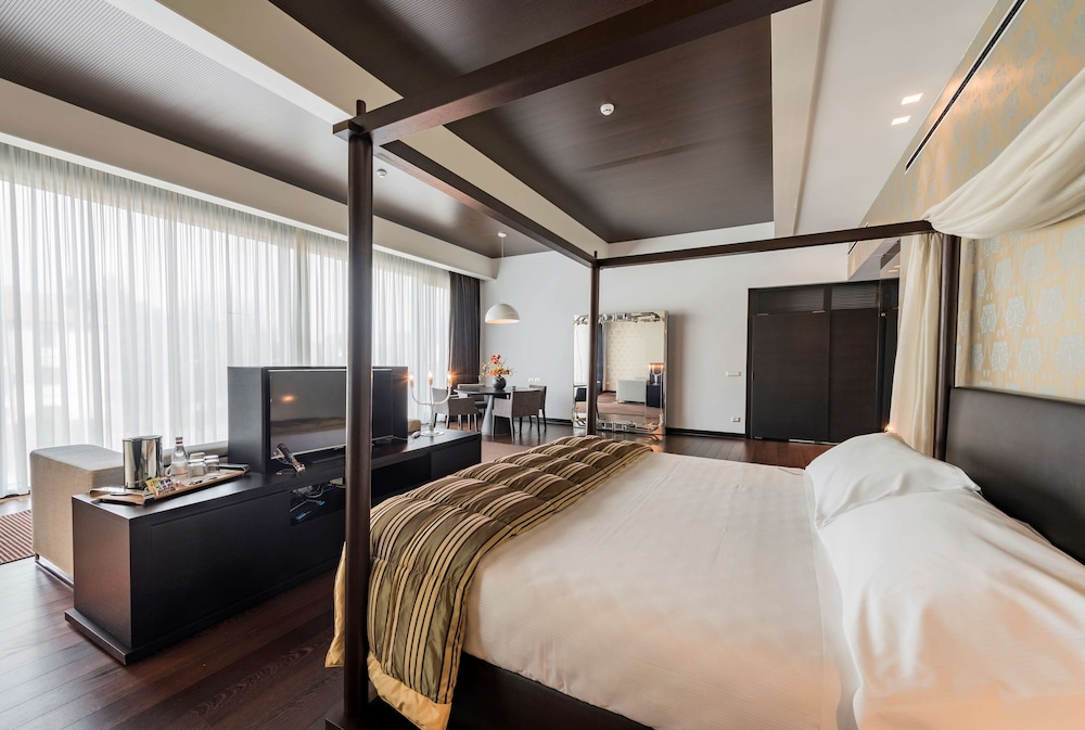 Junior Suite, 1 King Bed (Penthouse;with Sofabed) - Photo 5