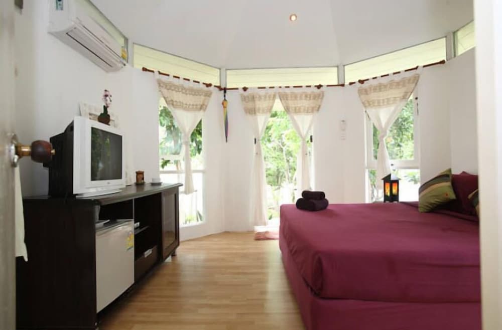 Beachfront cottage photo 3