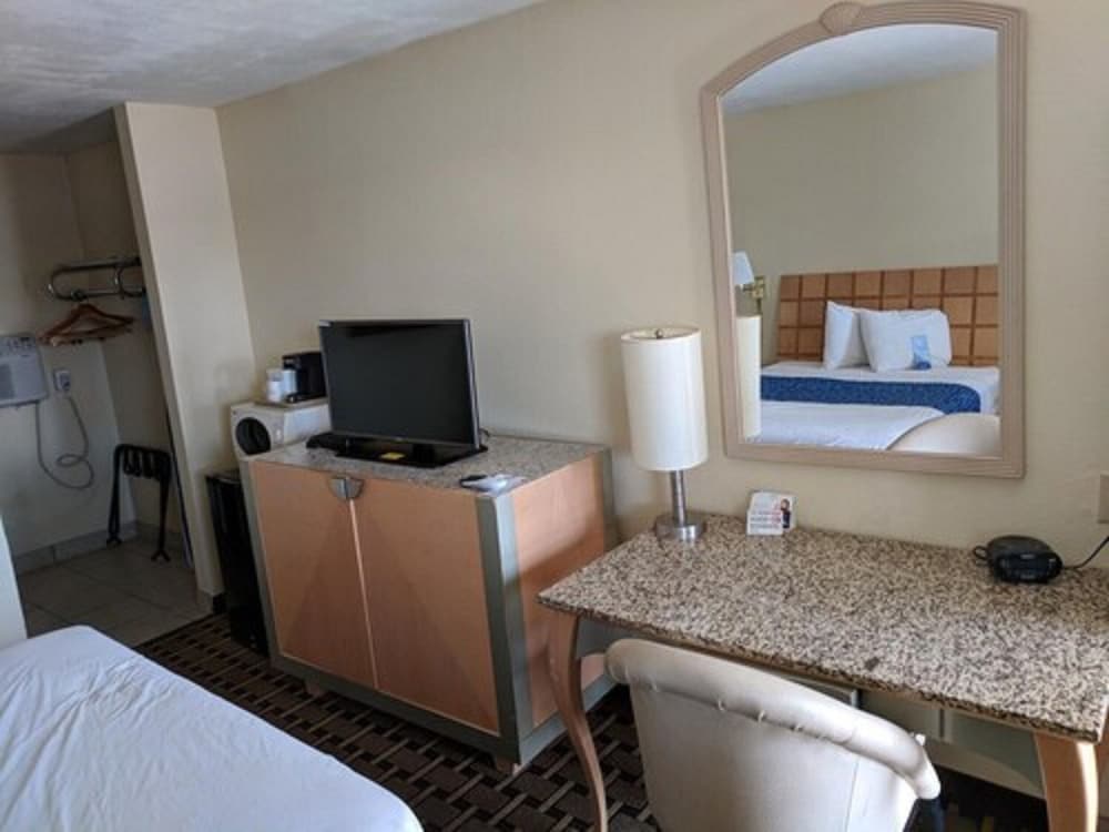Room, 1 Queen Bed, Smoking - Photo 3