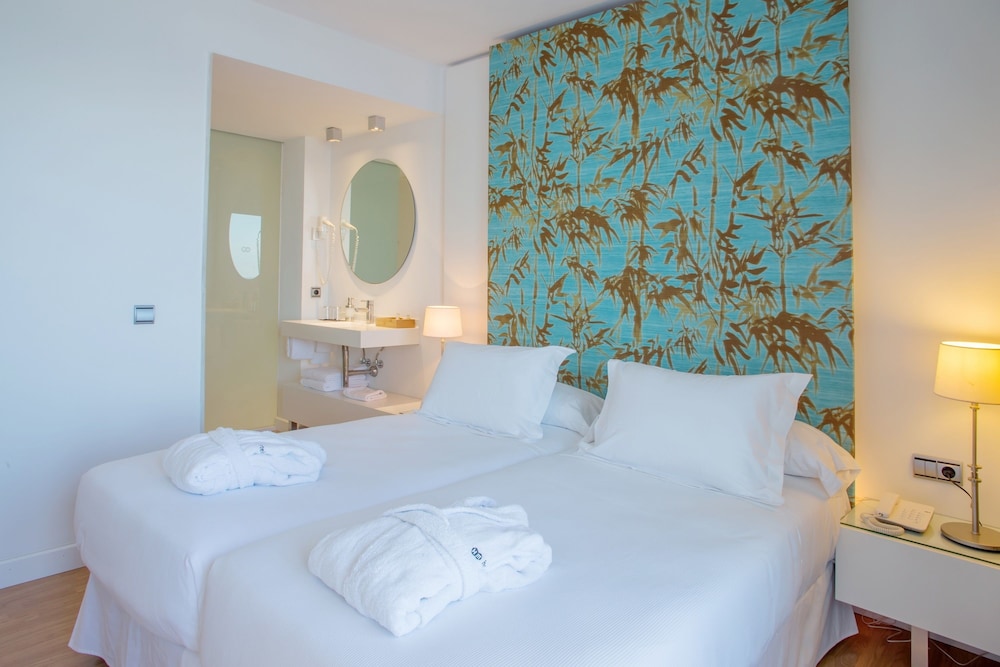Premium Twin Room, Balcony, Partial Sea View