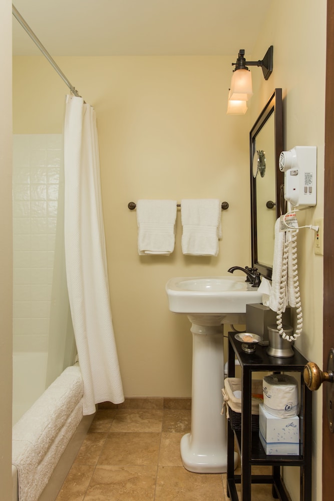 Emerald Suite (1 Queen Bed) photo 3