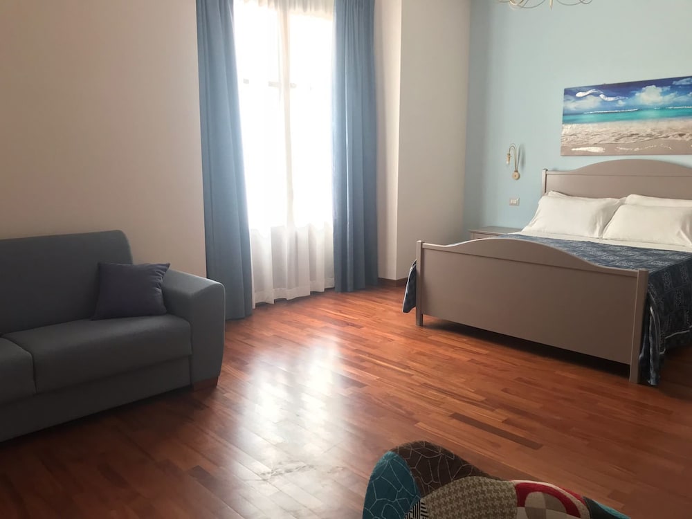 Elite Suite, 1 King Bed, Balcony photo 3