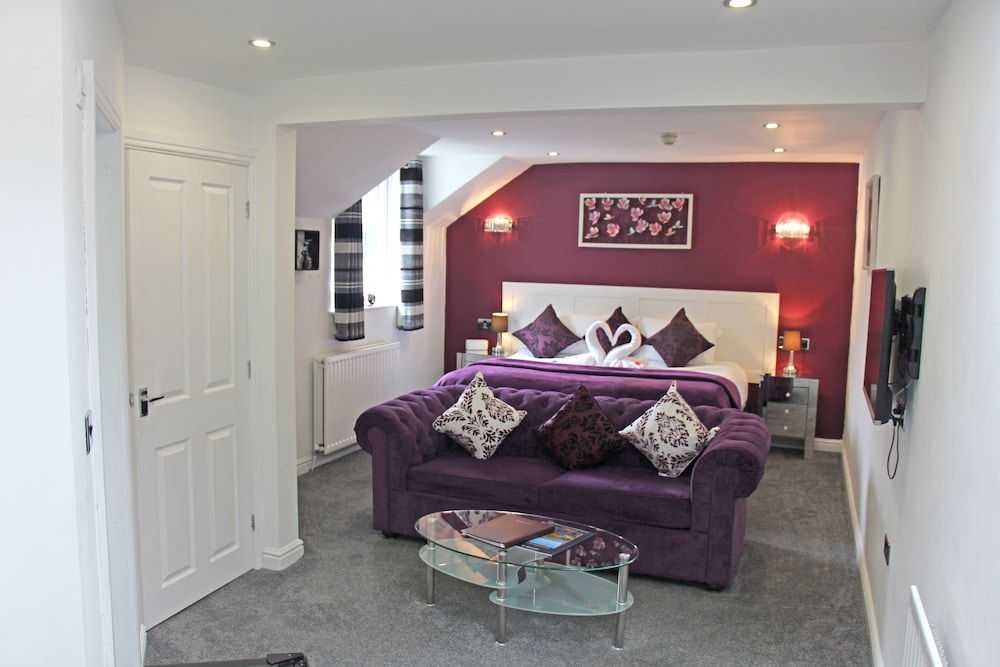 Large King Room - Photo 10