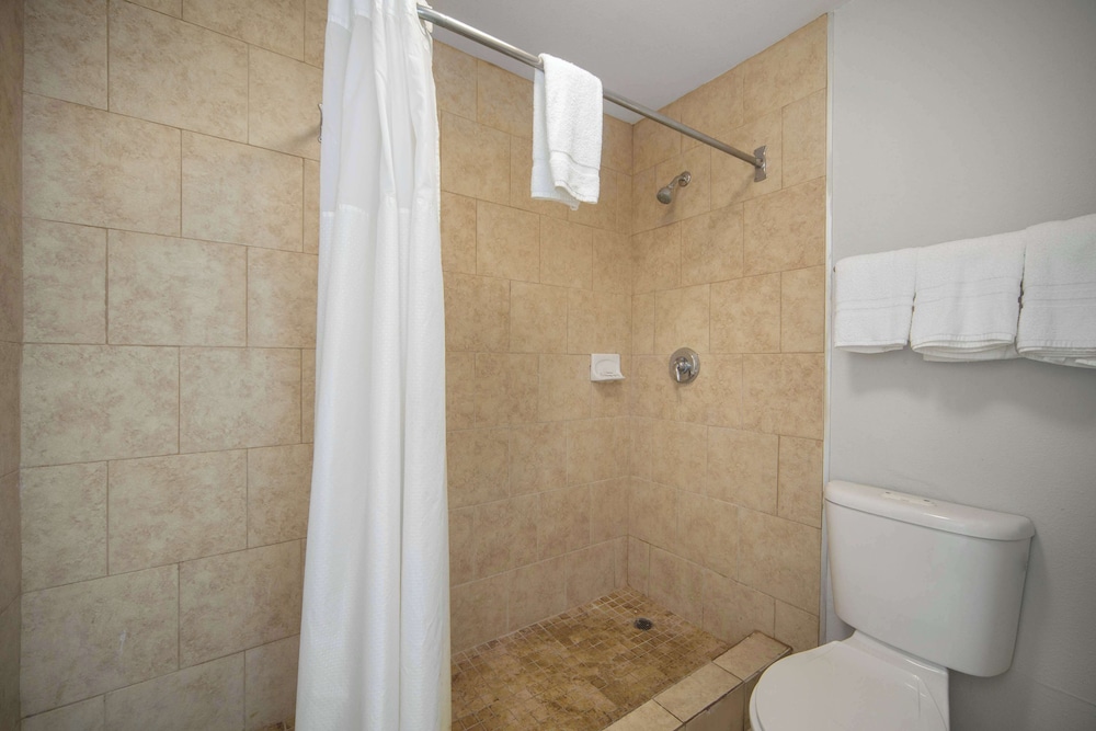 Deluxe Room, 2 Queen Beds, Accessible, Non Smoking - Photo 8