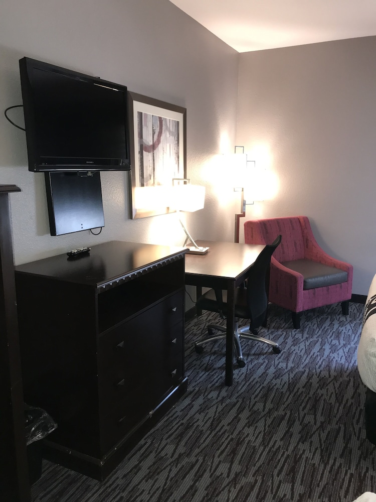 Room, 2 Queen Beds, Accessible, Non Smoking (Mobility/Hearing, Tub w/ Grab Bars) - Photo 4