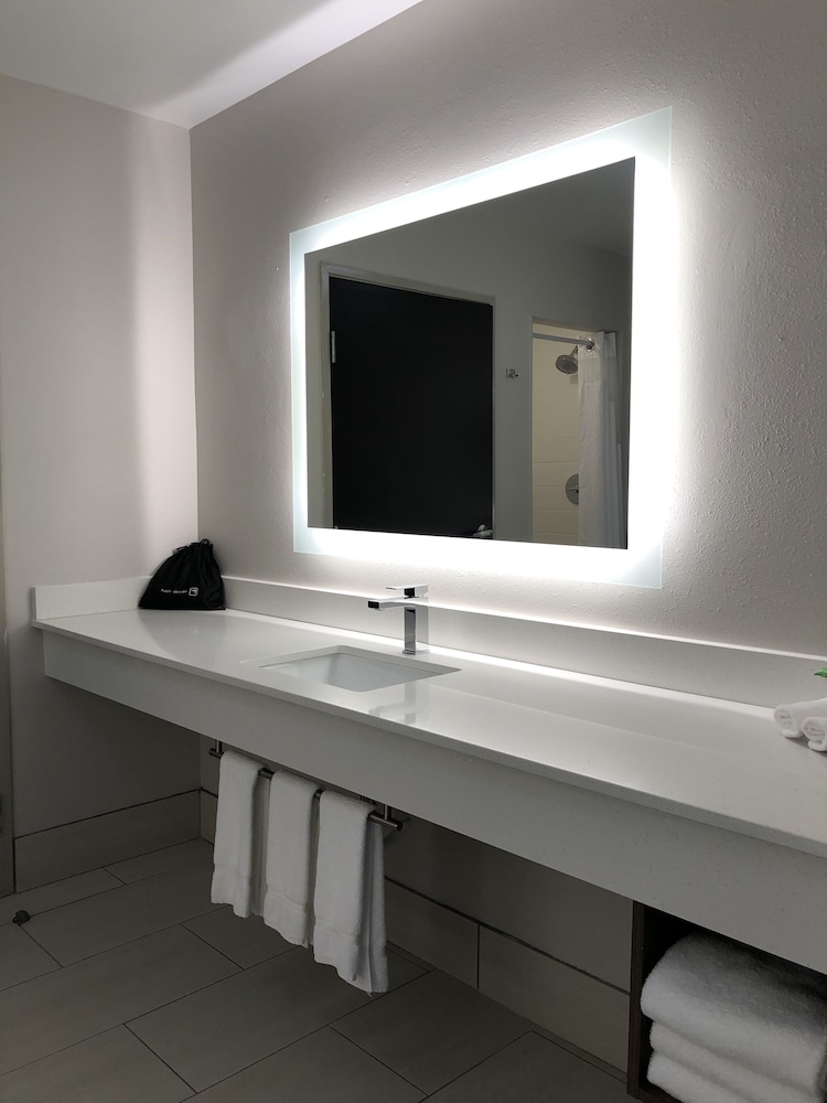 Standard Room, 1 King Bed, Accessible - Photo 12