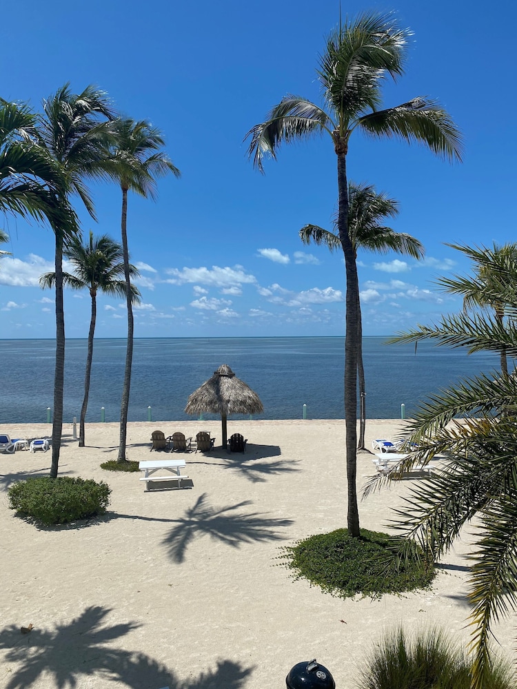 Oceanfront King Suite w/ Kitchen & Private Balcony - Photo 45