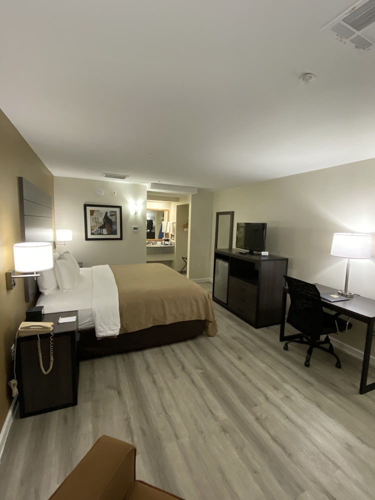 Family Suite, 1 King Bed, Non Smoking - Photo 4