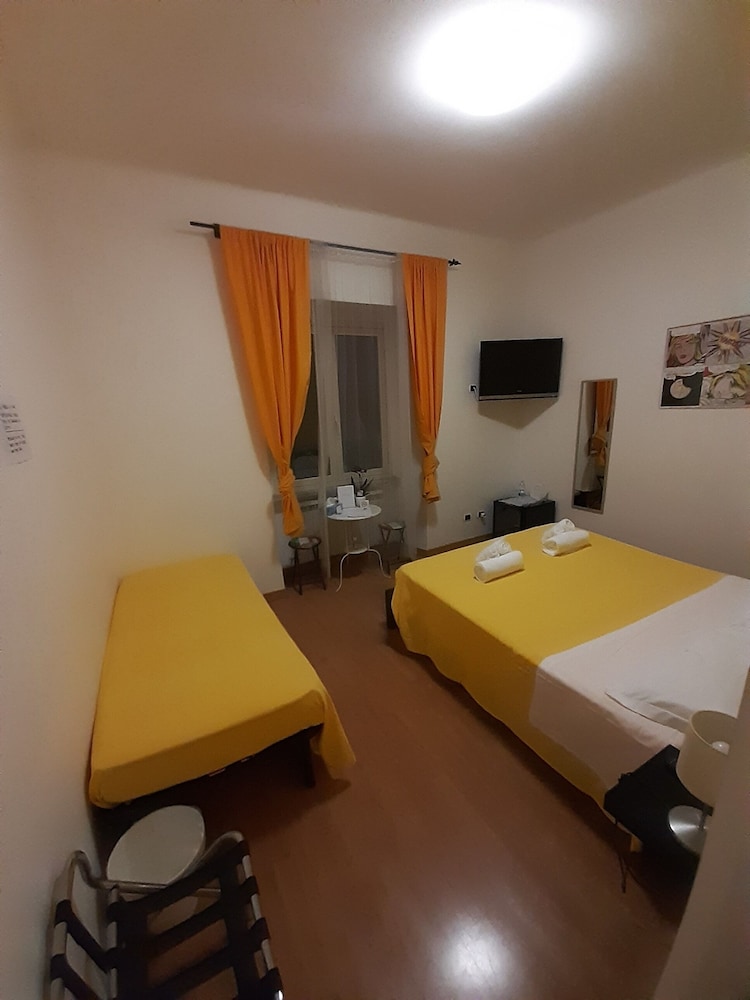 Triple Room (Yellow) photo 2
