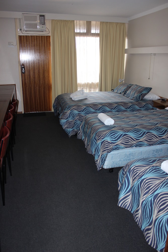 Family Room (1 Double and 2 Single Beds) photo 3