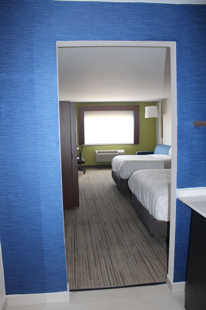 Standard Room, Multiple Beds - Photo 16