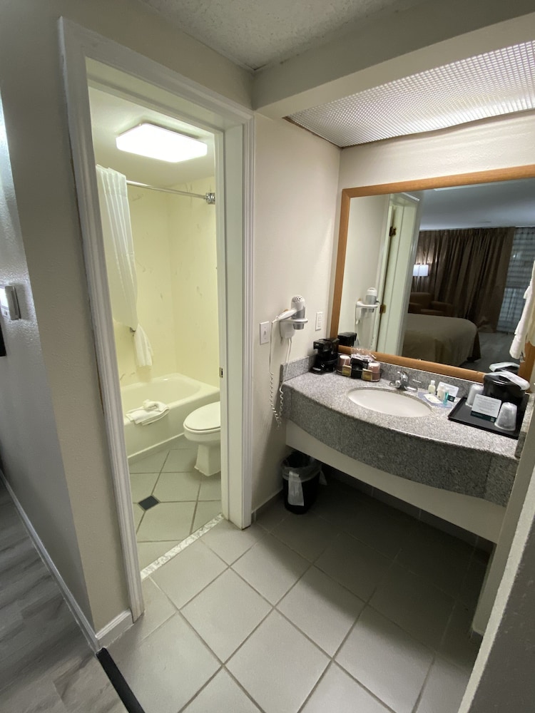 Family Suite, 1 King Bed, Non Smoking - Photo 5