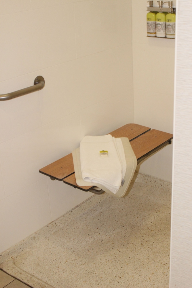 Room, 1 Queen Bed, Accessible (Communications) - Photo 6