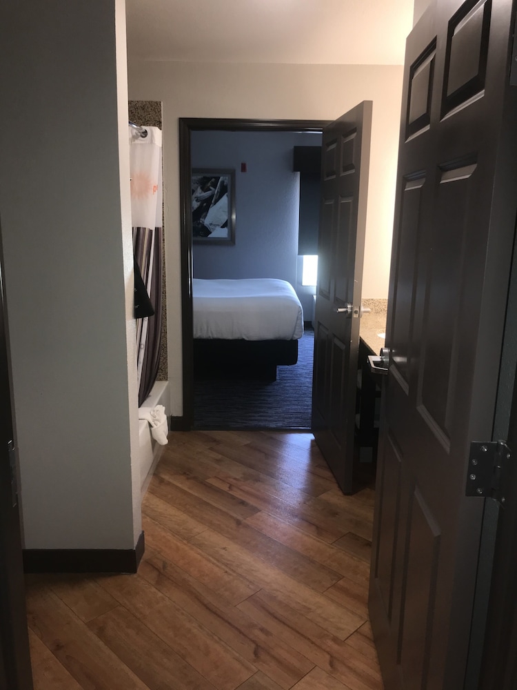 Deluxe Room, 1 King Bed, Non Smoking - Photo 7