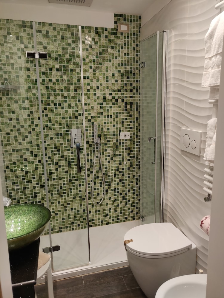 Standard Double Room thumbnail 5