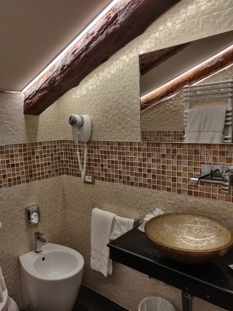 Deluxe Double Room thumbnail 6