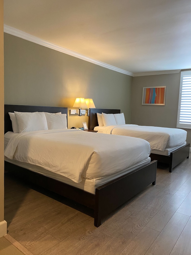 Deluxe Room, 2 Queen Beds, Non Smoking photo 2