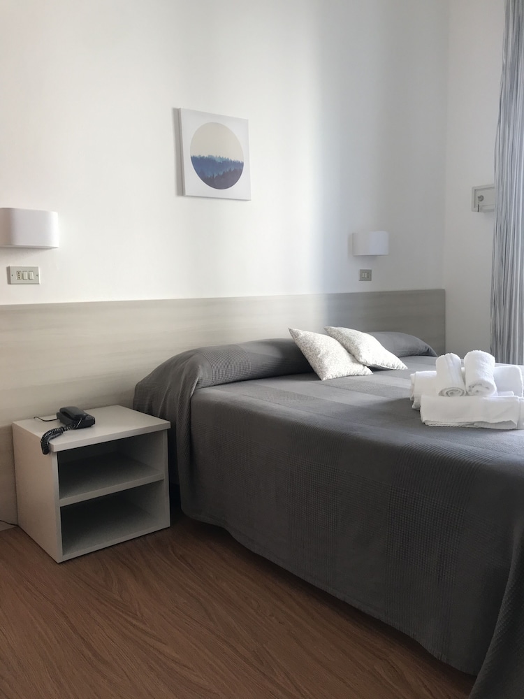 Standard Double or Twin Room photo 1