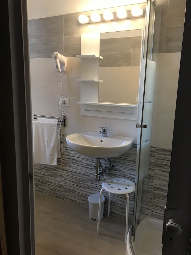 Standard Double or Twin Room photo 3