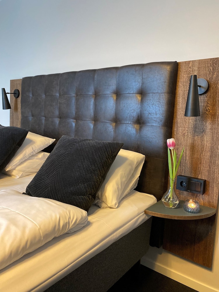 Standard Room, 1 Queen Bed, Non Smoking, Harbor View - Photo 1