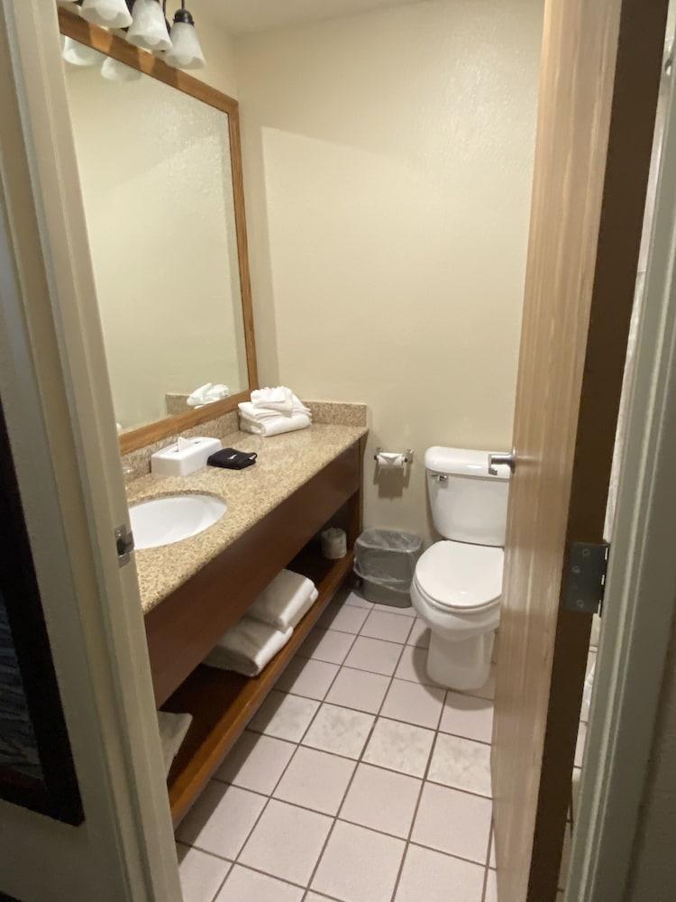 Suite, Multiple Beds, Non Smoking - Photo 9