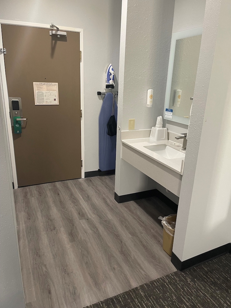 Suite, 1 King Bed, Accessible, Non Smoking photo 3