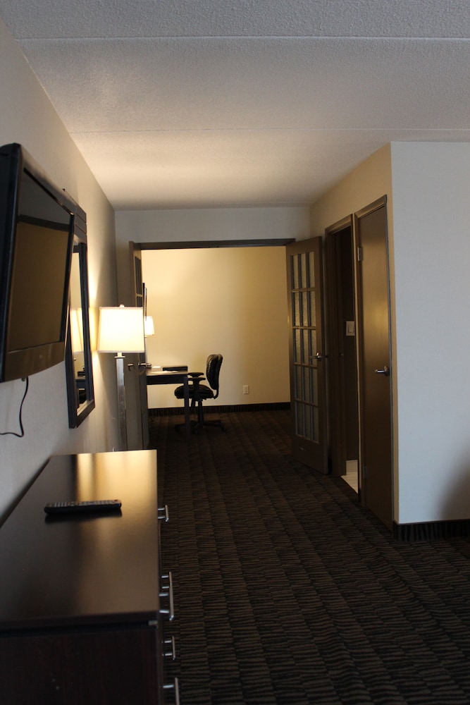 Suite, 1 King Bed thumbnail 5