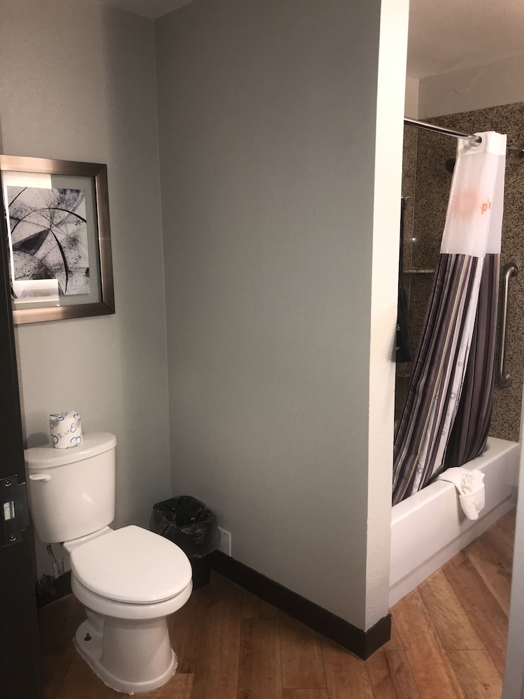 Deluxe Room, 1 King Bed, Non Smoking - Photo 10