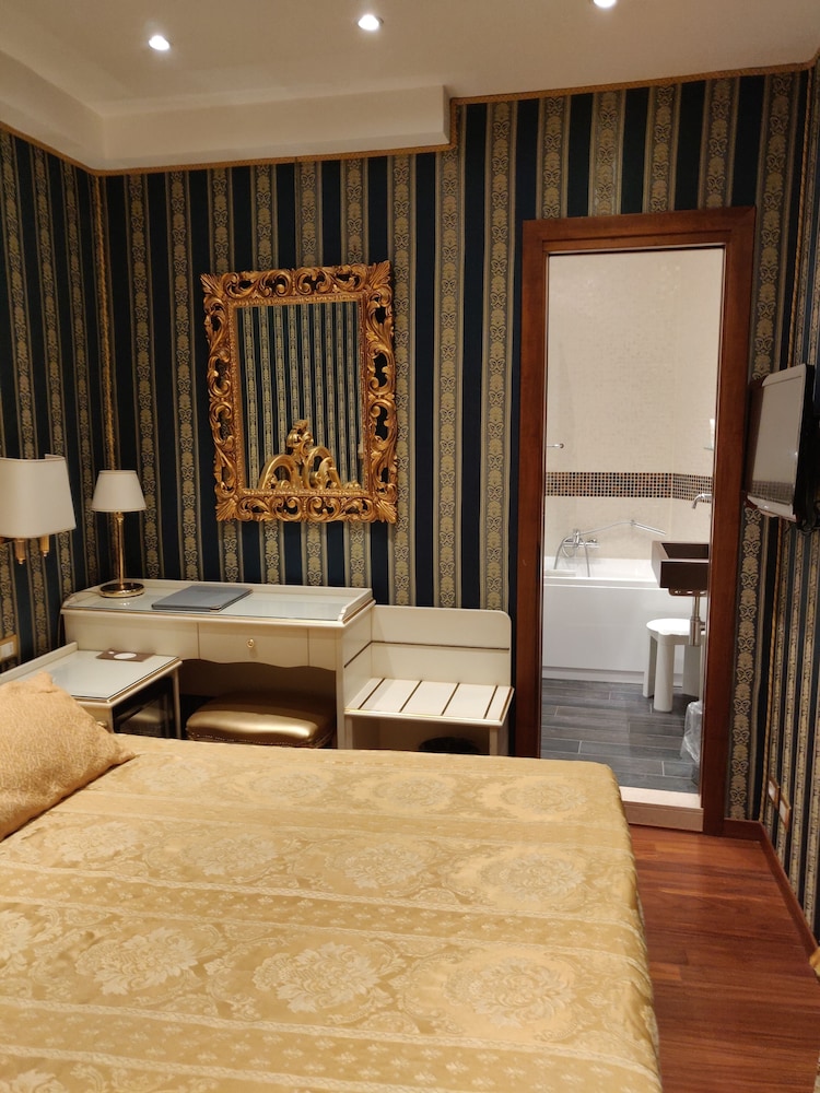 Standard Double Room thumbnail 6