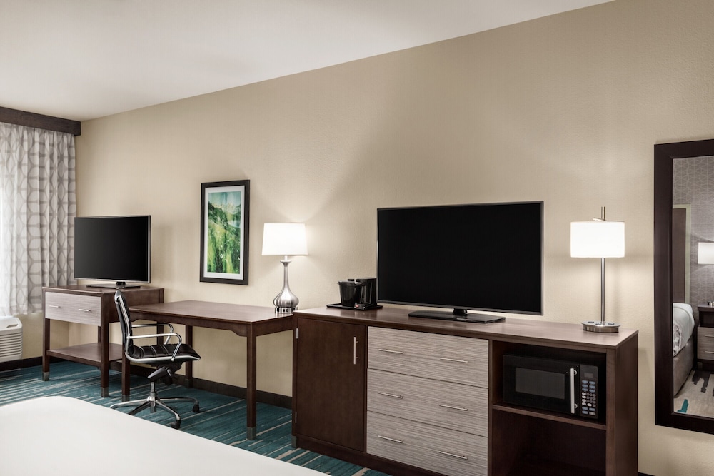 Executive Room, 1 King Bed, Accessible, Non Smoking - Photo 3