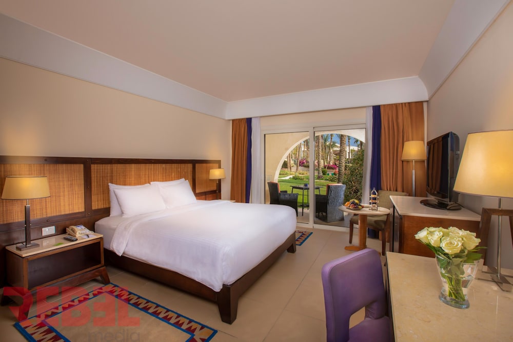 Room, 1 King Bed, Sea View - Photo 3