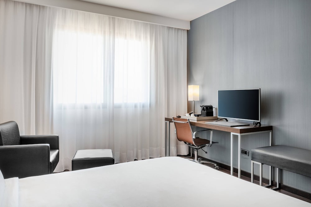 Standard Room, 1 King Bed, City View