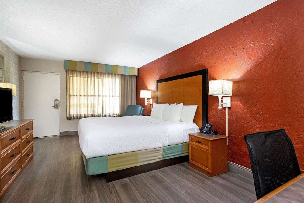 Deluxe Room, 1 King Bed, Non Smoking - Photo 2