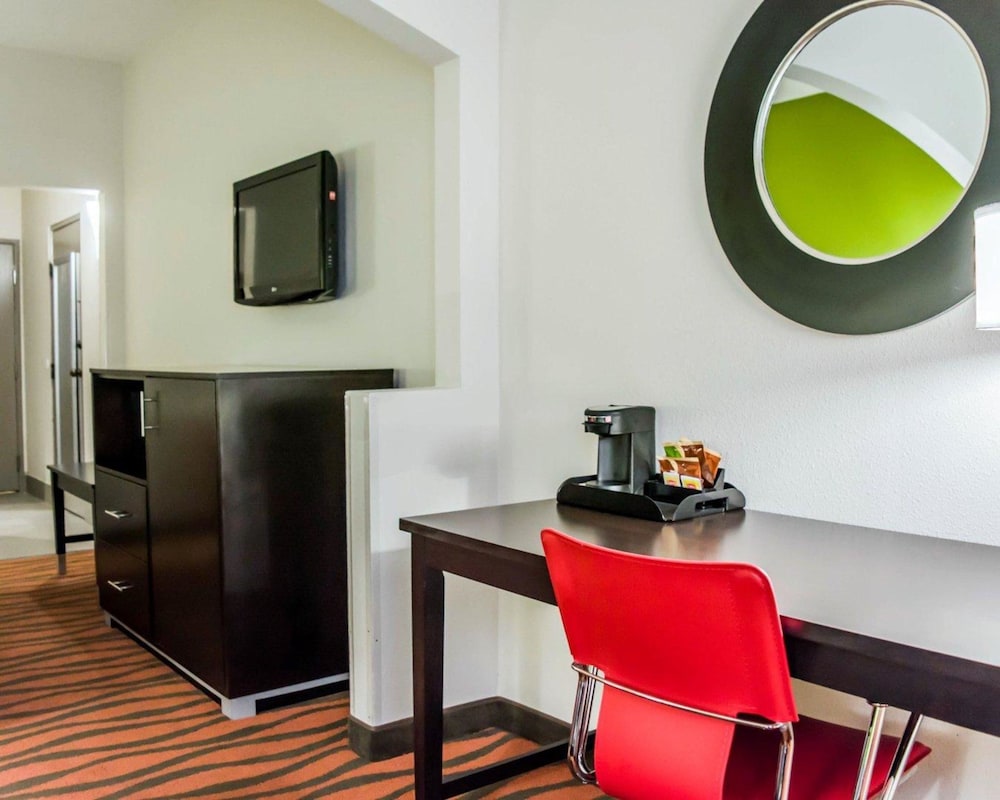Suite, 1 King Bed, Non Smoking photo 3