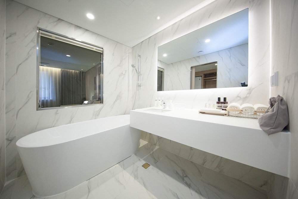 Suite - Photo 8