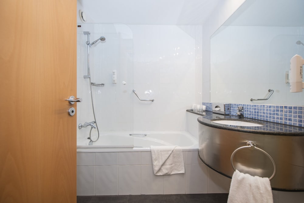 Standard Room, 1 Queen Bed (Free Breakfast) - Photo 6