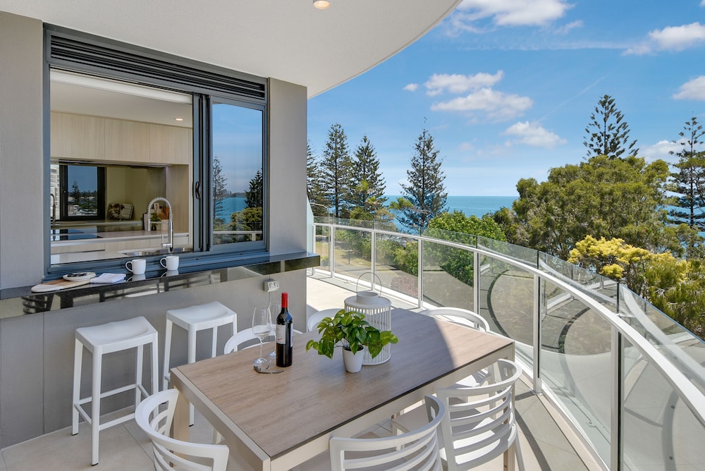 Superior Ocean View Apartment with Daily Service (Sleeps 6) photo 3