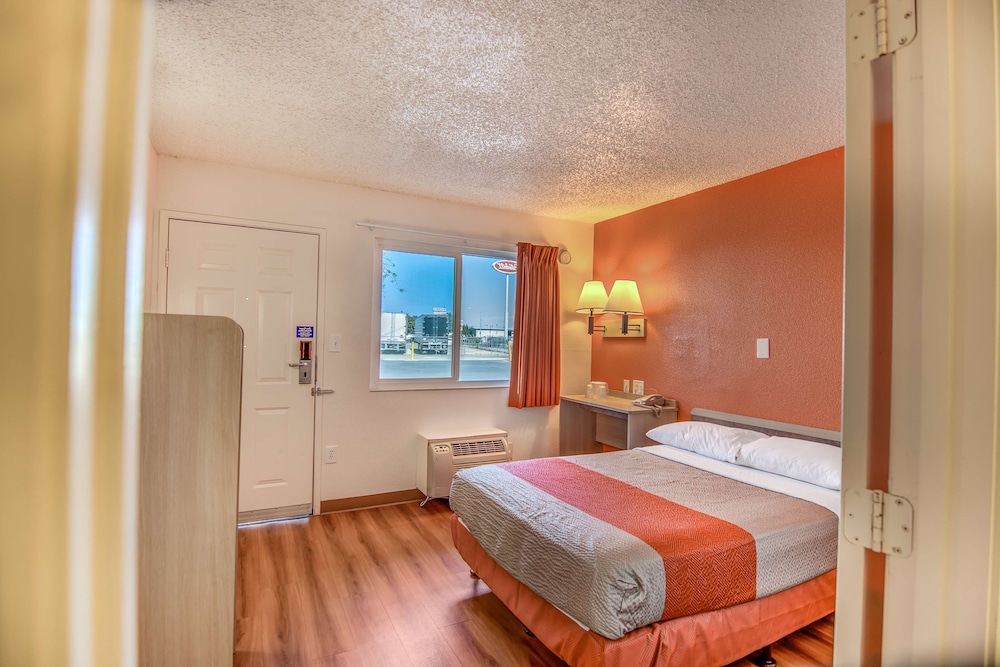 Standard Room, 1 Queen Bed, Non Smoking photo 1