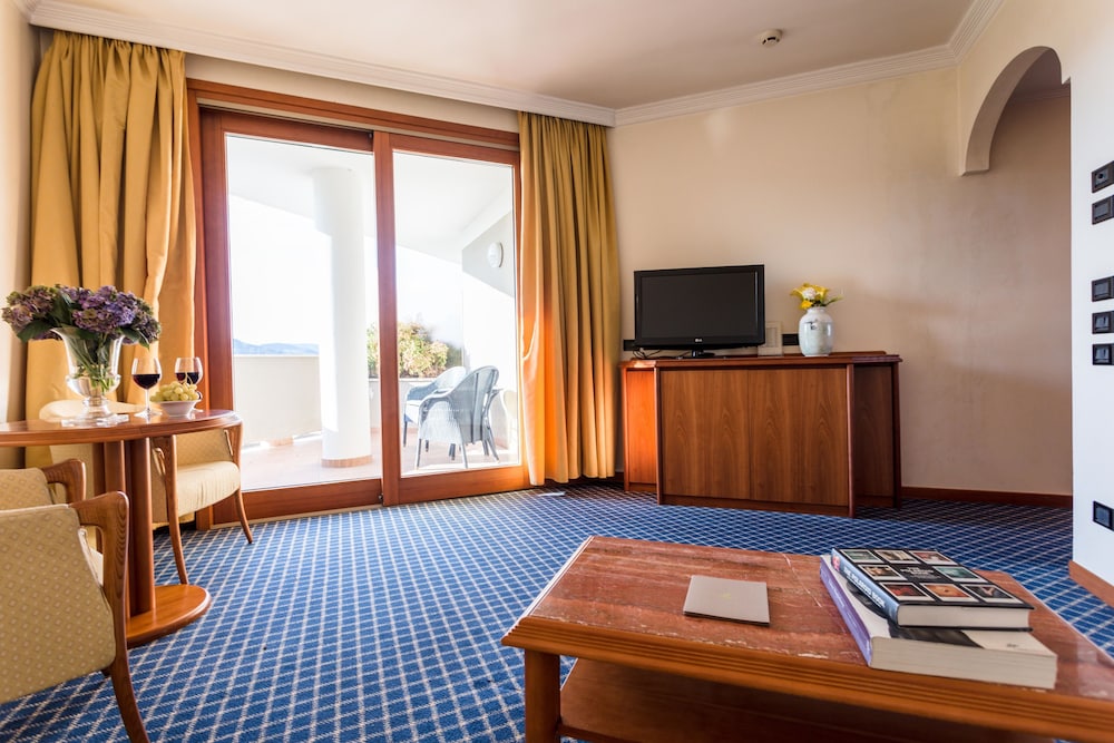 Suite - Photo 1