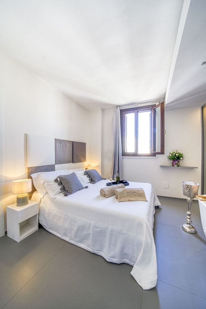Superior Double Room, Bathtub photo 2