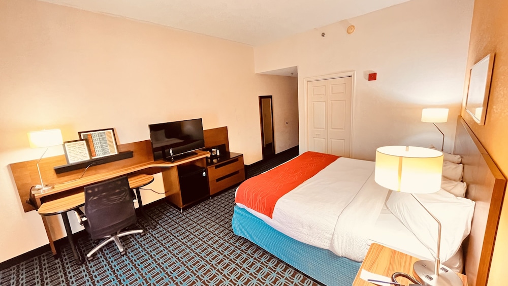 Standard Room, 1 King Bed, Non Smoking - Photo 2