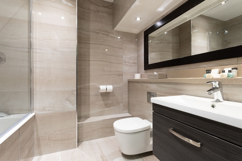 Quad Room – One Double and Two Single Beds - Photo 4