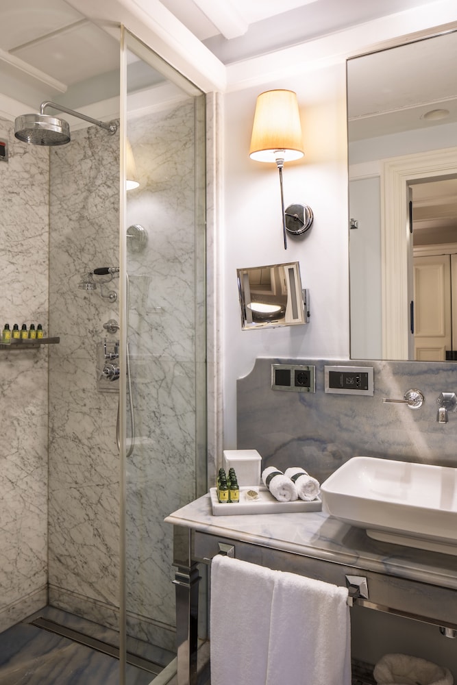 Executive Suite, 1 King Bed, City View
