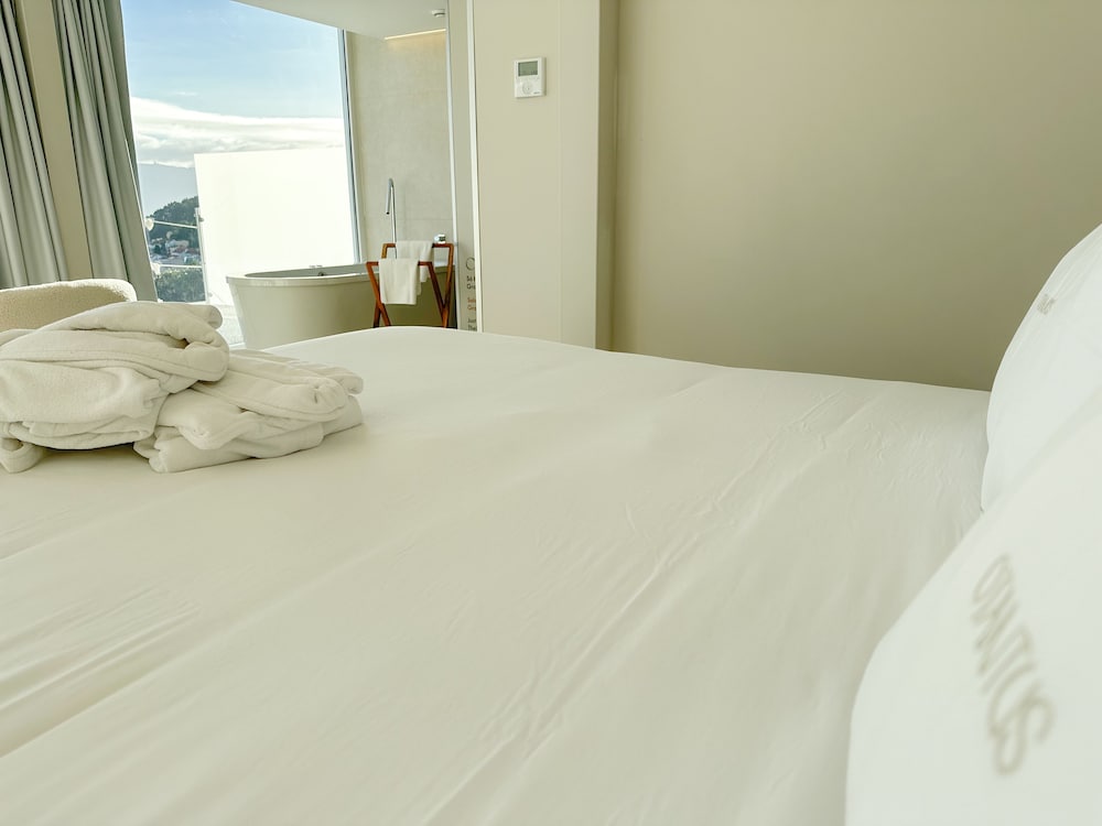 Luxury Room, 1 King Bed, Hot Tub, Sea View photo 3