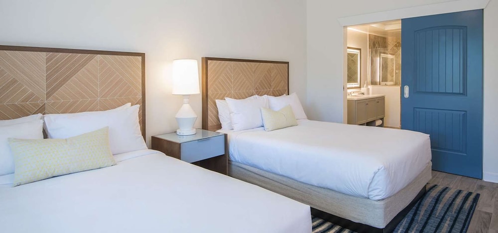 Resort Double Queen with Sleeper - Photo 4