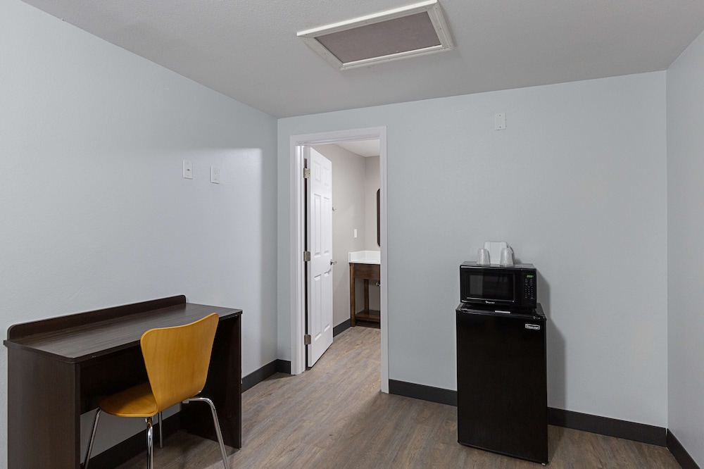 Standard Room, 1 Queen Bed, Non Smoking, Refrigerator & Microwave - Photo 6