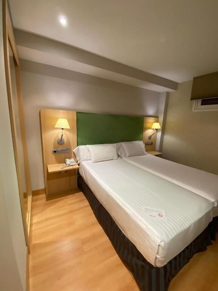 Standard Double Room, Accessible photo 3