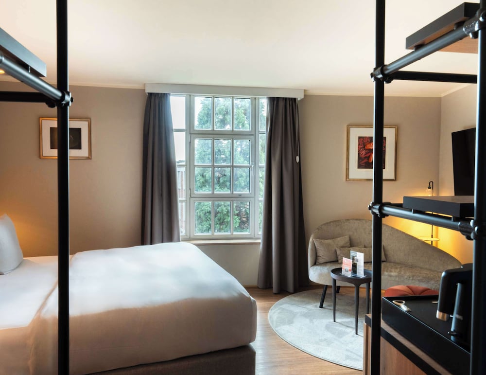 Deluxe Room, 1 King Bed (Aqua) - Photo 8
