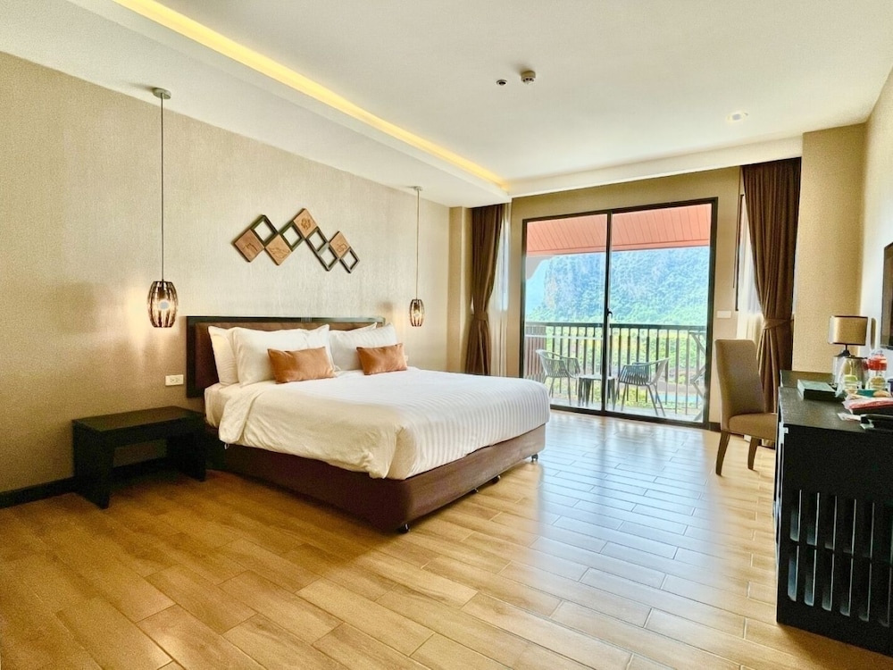 Superior Room, 1 King Bed, Balcony, River View photo 3
